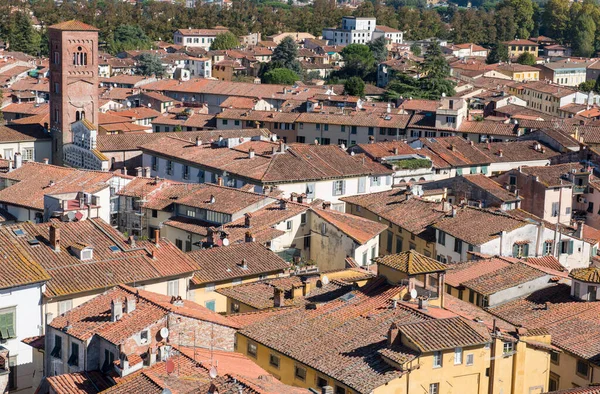 Paysage urbain avec les toits de la ville de Lucques depuis la tour Torre Ginigi. Toscane Italie centrale — Photo