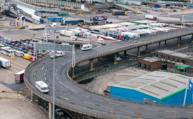 Fransa 'ya mal taşımak için gümrükten önce Dover liman istasyonundaki kamyonlar.