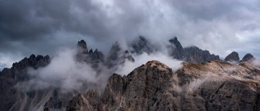 Gün batımında sisli dağ manzarası. Tre Cime di lavaredo 'da İtalyan dolomitleri İtalya' nın Güney Tyrol şehrinde.