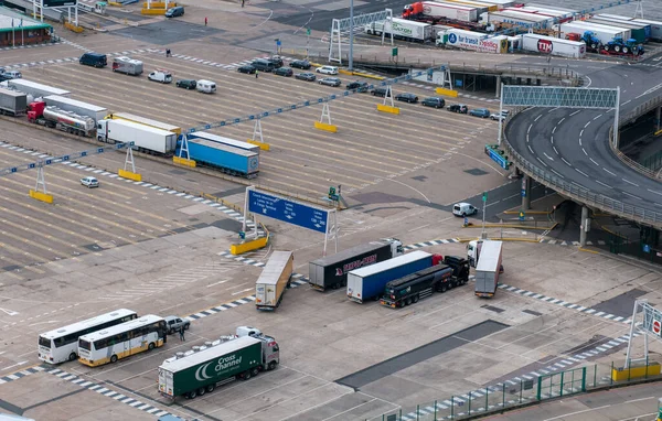 Caminhões na estação portuária de Dover antes da alfândega para transferir mercadorias para a França. — Fotografia de Stock