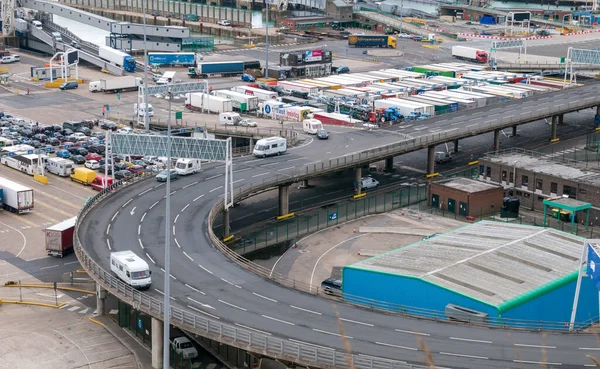 Fransa 'ya mal taşımak için gümrükten önce Dover liman istasyonundaki kamyonlar.