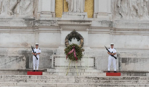 Soldados en el monumento histórico Victor Emmanuel II en la Plaza Veneciana. Tumba del soldado desconocido —  Fotos de Stock