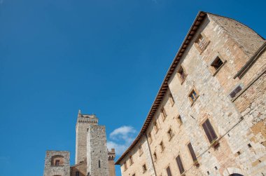 Tarihi mimari binalar, San Gimignano şehri Toskana, İtalya mavi gökyüzüne karşı