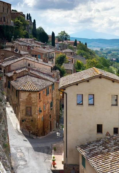 Σπίτια και άδειος δρόμος στο μεσαιωνικό λόφο Montepulciano. Τοσκάνη — Φωτογραφία Αρχείου