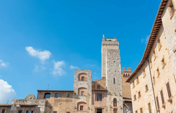 Bâtiments architecturaux historiques, San Gimignano ville Toscane, Italie contre ciel bleu — Photo