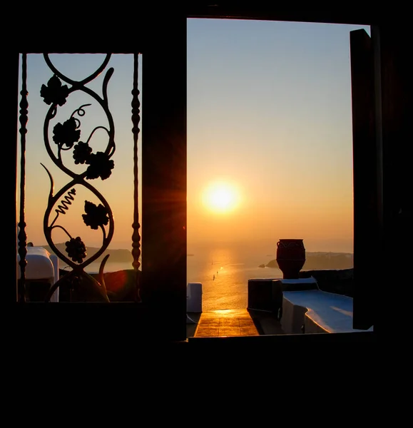 Puesta de sol en el mar Egeo desde una casa. Isla de Santorini Grecia. — Foto de Stock