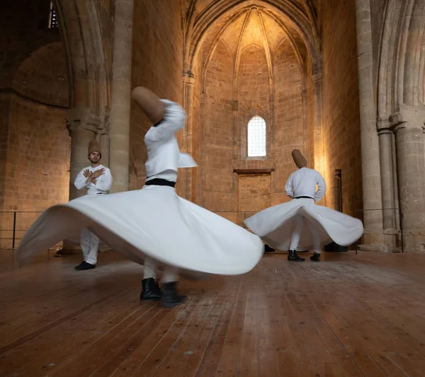 Grupo de Derviches realizando el tradicional y religioso baile giratorio o Sufi girando —  Fotos de Stock