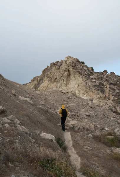 Uma pessoa não reconhecida a caminhar num trilho. Estilo de vida saudável andando ao ar livre — Fotografia de Stock