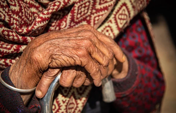 Blisko skrzyżowanych rąk starszej babci Nepalki. — Zdjęcie stockowe