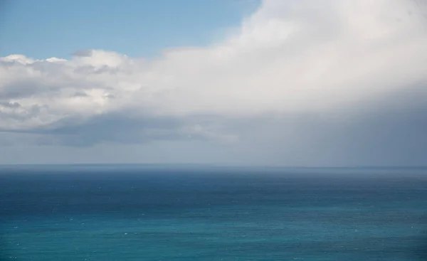 Mar con agua azul turquesa y cielo azul con nubes blancas. Paisaje marino en invierno — Foto de Stock