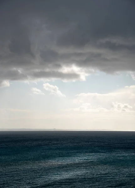 Burzliwe niebo z dramatycznymi chmurami i morzem. Burzliwa pogoda na oceanie — Zdjęcie stockowe
