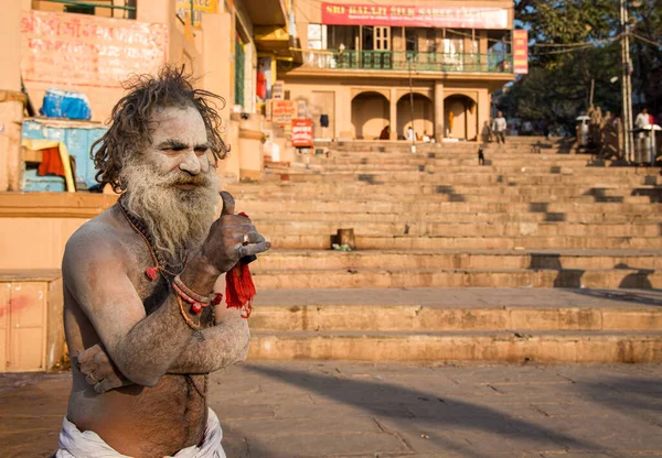 Religieux hindou moine avec peint visage blanc à Varanasi Inde, Asie. — Photo