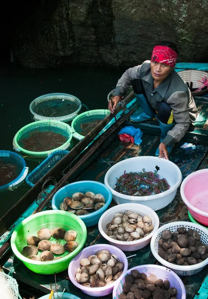 Vietnamese woman on a boat selling sea shells and other fresh fish. Sapa Vietnam Asia — Stock Photo, Image