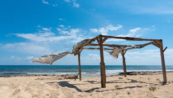 Dřevo opuštěná dovolená pergola ve větrném dni na pláži. — Stock fotografie
