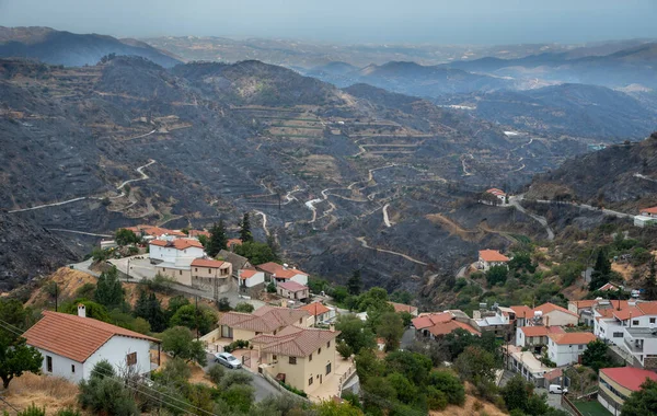 Gebirgsbrand mit verbranntem Land und Katastrophe für die Landwirtschaft. Odou Village Zypern. Umweltkatastrophe — Stockfoto