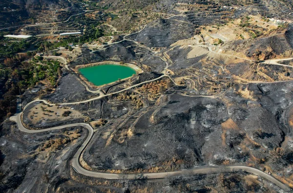 Fogo de montanha com terra de agricultura queimada e floresta. Desastre do ambiente Chipre. — Fotografia de Stock