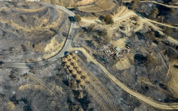 Horský oheň se spálenou zemědělskou půdou a lesem. Katastrofa životního prostředí Kypr. — Stock fotografie