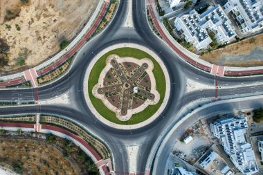 Modern tasarlanmış döner kavşağın insansız hava aracı görüntüsü. Lefkoşe Kıbrıs