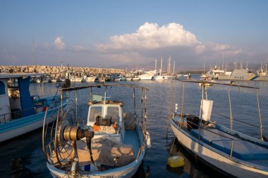 Latin marinasında balıkçı tekneleri ve turist yatları, Paphos Kıbrıs