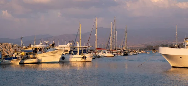 Fiskebåtar och turist yachter på Latsia marina, Paphos Cypern — Stockfoto