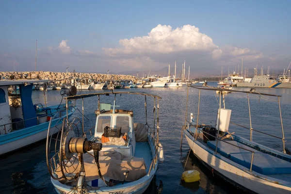 키프로스의 라시아 마리나에서 어선 과 관광 요트 — 스톡 사진