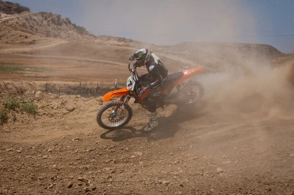 Atleta não reconhecido montando uma moto esportiva em um evento de corrida de motocross. Esportes radicais de alta velocidade. — Fotografia de Stock