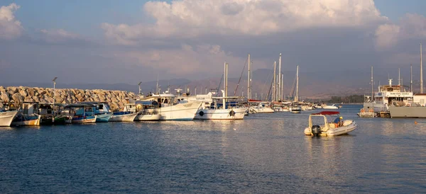 Latin marinasında balıkçı tekneleri ve turist yatları, Paphos Kıbrıs — Stok fotoğraf