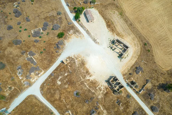 Terk edilmiş ve terk edilmiş, harabeleri olan bir köyün insansız hava aracı fotoğrafı.. — Stok fotoğraf