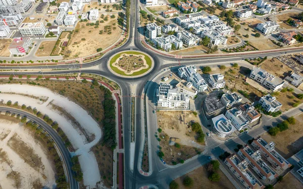 Vista aérea do drone de uma rotunda moderna projetada. Transporte rodoviário Nicosia Chipre — Fotografia de Stock