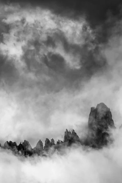 傍晚时分，多里米蒂落基山脉的山峰上布满了戏剧性的云彩. — 图库照片