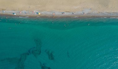 Uçan insansız hava aracının kumsalda dinlenme görüntüsü. Paphos Kıbrıs