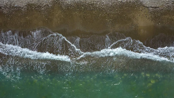 Légi kilátás óceán hullámok fékezés a homokos tengerparton. Természetvédelmi háttér — Stock Fotó