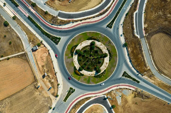Letecký pohled na moderní navržený kruhový objezd. Silniční doprava Nikósie Kypr — Stock fotografie