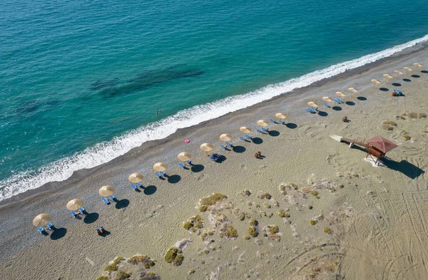 Vista aérea de guarda-sóis de praia em uma linha e estação de salva-vidas em uma praia vazia. Paphos Chipre — Fotografia de Stock