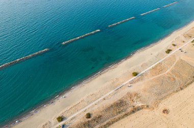 Kumlu ve güzel kumlu sahil manzaralı deniz manzarası. Paphos Kıbrıs