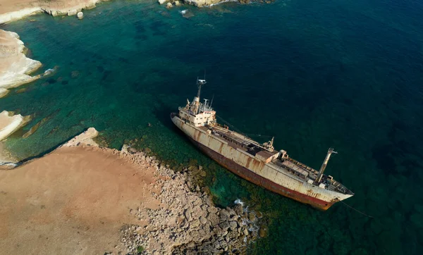 Vista aérea de un dron de un barco abandonado amarrado en la zona rocosa costera. — Foto de Stock