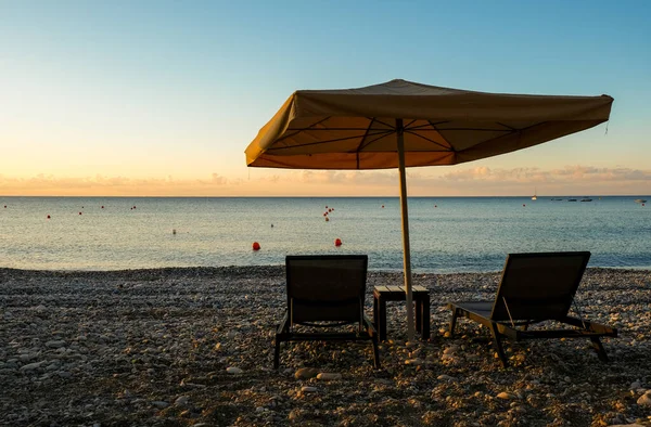 Parasols et chaises longues à la mer au lever du soleil. Plage vide Pissouri Chypre — Photo