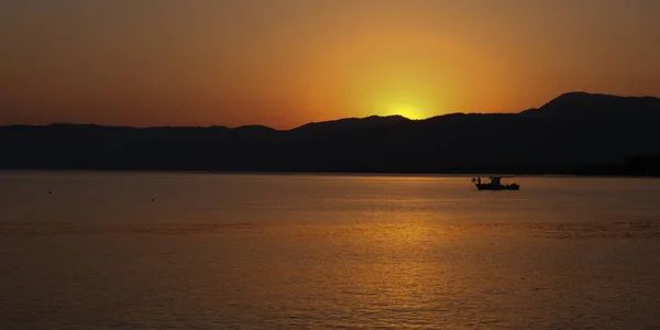 Αλιευτικό σκάφος που πλέει στη θάλασσα για να πιάσει ψάρια το ξημέρωμα. — Φωτογραφία Αρχείου