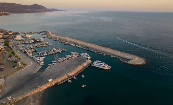 Вид с воздуха на рыбацкие лодки и туристические яхты, пришвартованные на пристани. Лацци гавань Пафос Кипр — стоковое фото
