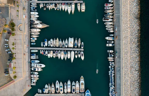 Повітряний вид на риболовецькі човни і туристичні яхти пришвартовані біля пристані. Латсі гавань Пафос Кіпр — стокове фото