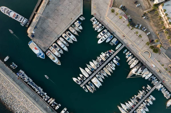 Luftaufnahme von Fischerbooten und Touristenjachten, die am Yachthafen festgemacht haben. Latsi Hafen Paphos Zypern — Stockfoto