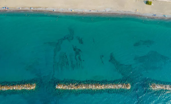 Flygfoto från flygande drönare människor som kopplar av på stranden. Paphos Cypern — Stockfoto