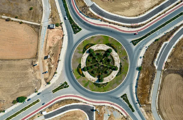 Vista aérea do drone de uma rotunda moderna projetada. Transporte rodoviário Nicosia Chipre — Fotografia de Stock