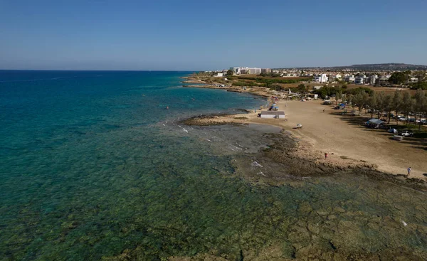 Vue aérienne par drone du littoral d'Agia Triada et des personnes nageant dans la mer. Protaras Paralimni Chypre — Photo