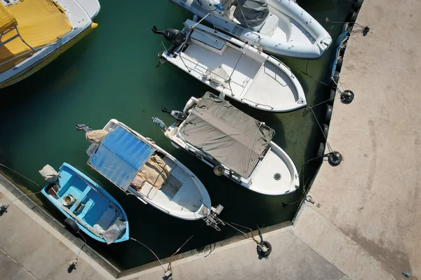 Vue aérienne par drone des bateaux de pêche amarrés à la marina. Agia triada Paralimni Chypre — Photo