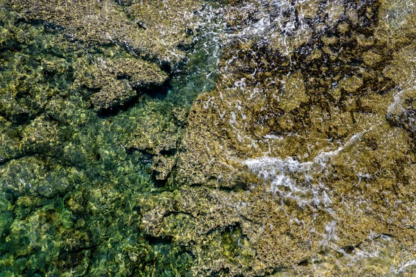 Vista aérea de drones de agua transparente al mar con rocas en el fondo. Fondo oceánico — Foto de Stock