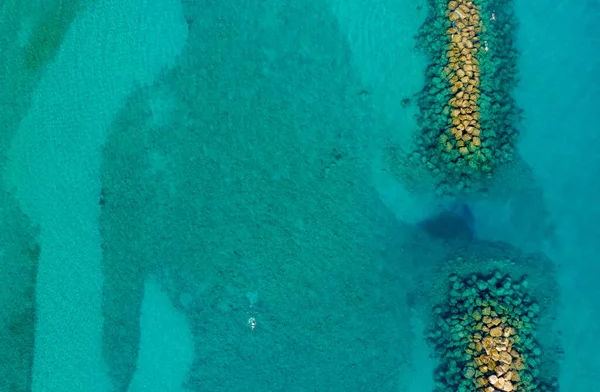 Flygfoto från flygande drönare av kristallblått hav vatten och havet vägg. — Stockfoto