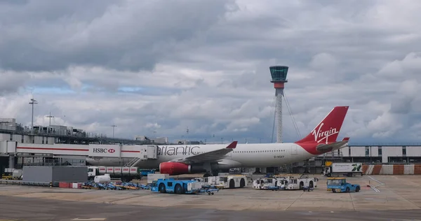 Flugzeug von Virgin Atlantic auf dem Flughafen London Heathrow in London. Flugzeug ist auf Abflug vorbereitet. — Stockfoto