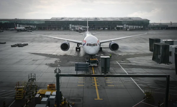 Літак з British Airways BA в лондонському аеропорту Хітроу Heathrow. Літак готовий до відльоту.. — стокове фото