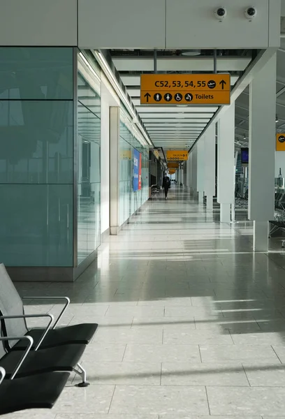 Terminal de espera do aeroporto vazio. Cancelamento de atraso de voo. Coronavirus covid 19 quarentena — Fotografia de Stock